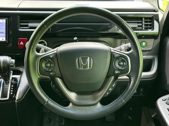 WECARSの展示場では実際に見て、触ってお車をお選びいただけます！知識の豊富な営業スタッフが様々なカーライフをご提案いたします！