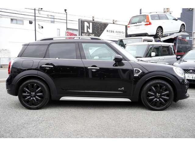 弊社の整備工場では国から認証工場の認可を受けています。室内整備工場内には整備リフト、コンピューター診断機、タイヤチェンジャー、エンジンクレーン完備！国家資格整備士も常駐しています。