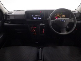 ドライバーを包み込むように、ディスプレーやスイッチ、コンソールを配置。座った瞬間から運転への期待が！空間そのものの心地よさにこだわっています。