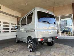 独自開発したオリジナル30ミリアップキットを装着。キャンバーボルト、リアラテラルロッドもセットアップしてリフトアップ時のズレを補正しております。