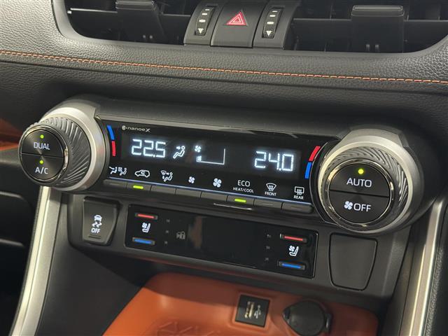 【左右独立オートエアコン】左右独立型、いわゆるデュアルエアコンです。運転席と助手席でそれぞれお好みの温度を設定可能です。
