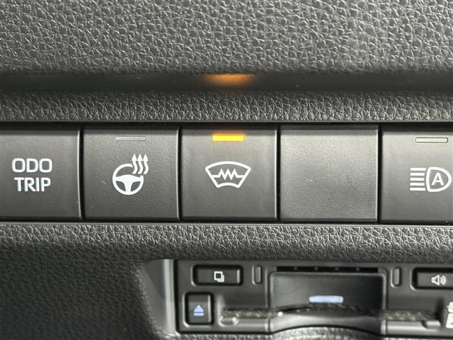 【ワイパーデアイサー】ワイパーが凍って動かない！そんな時はスイッチを入れることで、ワイパー付近の電熱線が温められ、ワイパーが動かせるようになります。寒冷地や冬期に役立つ機能です。