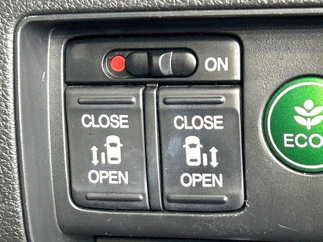 【両側パワースライドドア】スマートキーや運転席のスイッチで後席両側スライドドアの開閉が可能♪電動だから力を入れてドアを開ける必要が無く、小さなお子様でも簡単に開け閉めでき快適です♪