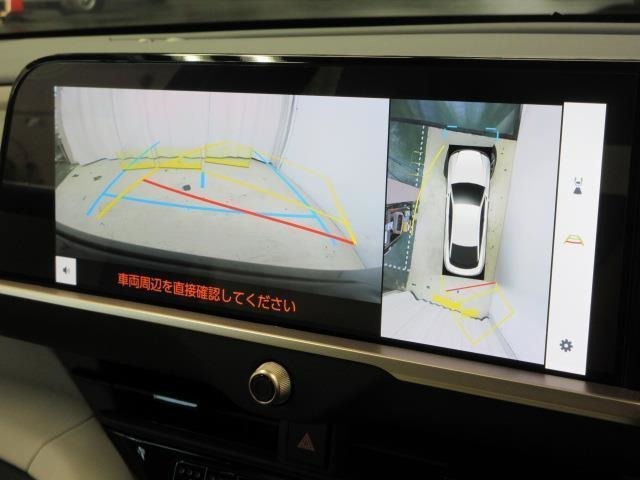 パノラミックビューモニター付きです。車両を上から見たような映像をディスプレイオーディオ画面に表示。運転席からの目視だけでは見にくい、車両周辺の状況をリアルタイムでしっかり確認できます。