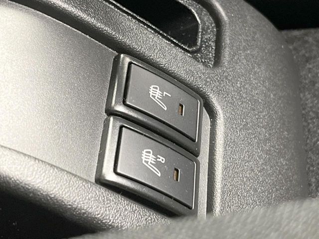 【シートヒーター】寒い日に重宝するシートヒーター！エアコンより早く温まってくれるので寒がりの人も安心ですね♪エアコンの温風は乾燥するから苦手、という方にもをおすすめです。
