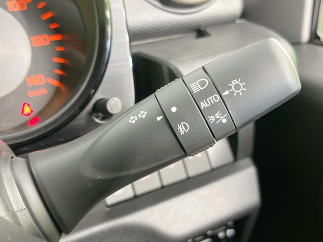 【オートライト】周りの明るさに応じて自動でヘッドライトの点灯・消灯ができる機能です！ライトの付け忘れ・消し忘れなどが無くなり、雨の日や夕方の走行も安心！トンネル通過時も便利ですね♪