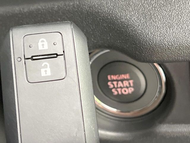 【キーレススタートシステム】カバンやポケットに入れたままでもドアの施錠・解錠が可能なスマートキーを装備。エンジンのオン・オフ時もカギを取り出す必要が無いからとっても便利です♪