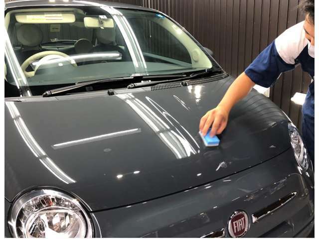 【6・コーティング】専用液材を車体全体に塗りこむ作業です。液材はボディ色によって様々に混合されます。