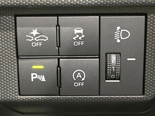 【スマートアシスト】走行中に前方の車両等を認識し、衝突しそうな時は警報とブレーキで衝突回避と被害軽減をアシスト。より安全にドライブをお楽しみいただけます。