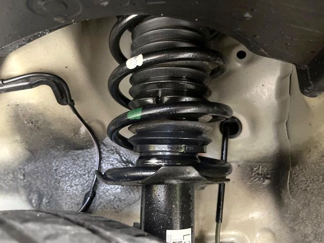 お車を安心してお乗りいただく為には、足回りの定期点検が欠かせません。サービスサポート（有償保証）では無料点検もご提供しており、安心のカーライフをお過ごしいただけるサポート体制が整っています。