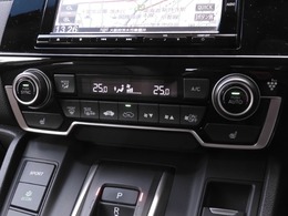 オートエアコンは温度を設定すれば自動で快適な状態をキープしてくれるので運転中の温度操作が減り安全面でも安心ですね。