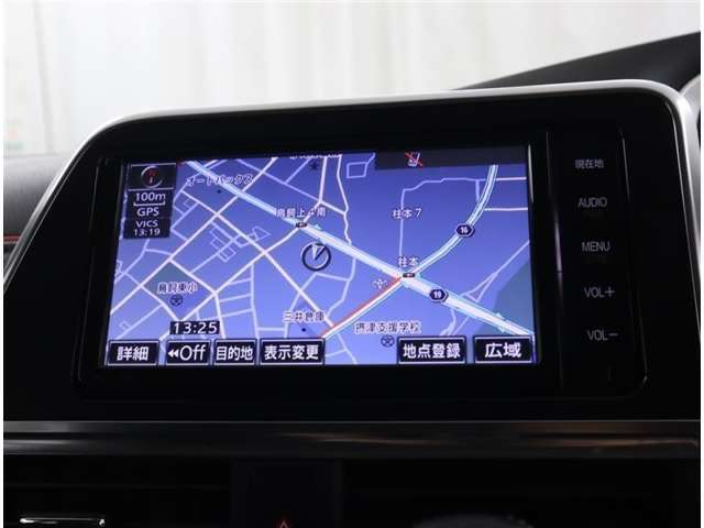 トヨタ純正のメモリーナビ。CD再生出来ます。