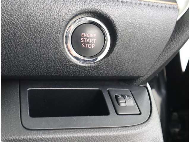 ブレーキを踏みながらボタンを押してエンジンスタート。スマートシステムのエンジン始動です。