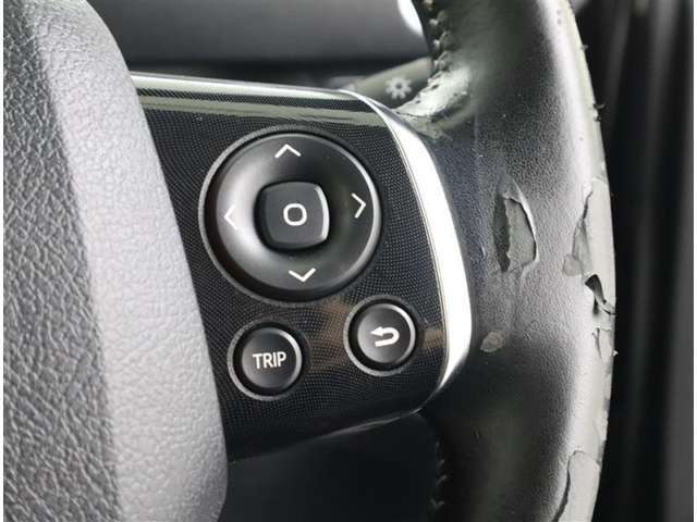 メーター内パネルのコントローラーです。燃費情報などさまざまなデータが見れますよ。