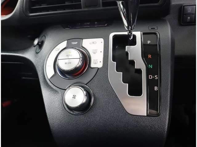 オートエアコン付車です。自動で温度と風量を設定する優れものです。