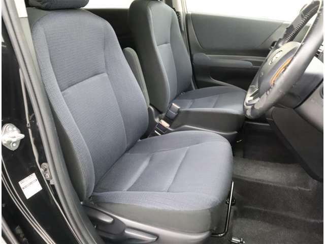 運転席と助手席はゆったりと座れます。