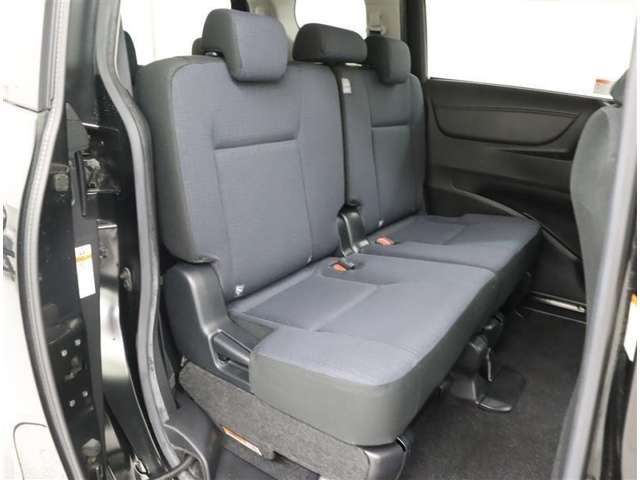 2列目は3人掛けです。