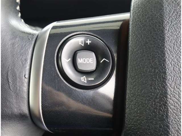 オーディオのコントローラーがハンドルに装着されています。利便性だけでなく事故防止にも繋がりますよ！