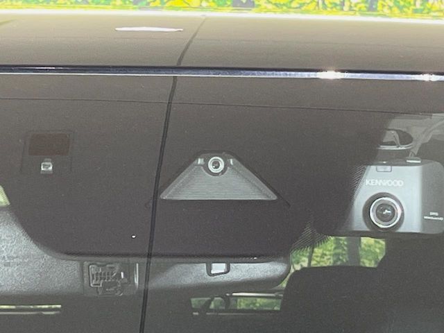 【スマートシティブレーキサポート】低速走行中に前方の車両等を認識し、衝突しそうな時は警報とブレーキで衝突回避と被害軽減をアシスト。より安全にドライブをお楽しみいただけます。