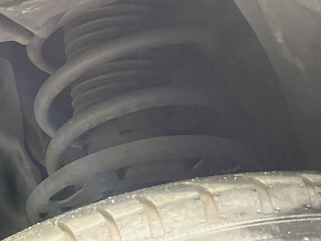 お車を安心してお乗りいただく為には、足回りの定期点検が欠かせません。サービスサポート（有償保証）では無料点検もご提供しており、安心のカーライフをお過ごしいただけるサポート体制が整っています。