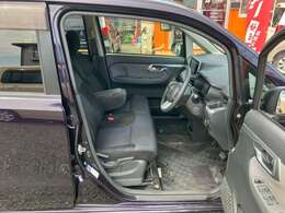 運転者にとっては日々使用することとなる運転席です。運転席が快適だと運転に集中することができますね。