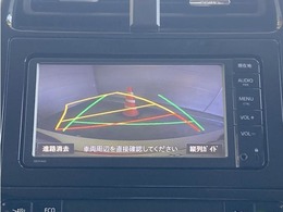 バックモニター付きです。車の後方に小型カメラが付いており、バックする際の後方の様子をモニター上に表示します。