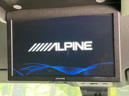 【リヤエンターテインメントシステム】後席にお座りの方も大満足の、人気メーカーオプションを装備。専用の音響システムと、大画面のモニターで移動中もDVD等をお楽しみいただけます。