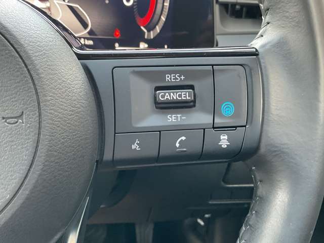 【プロパイロット】高速道路のロングドライブをアシスト。アクセル・ブレーキを制御し前方車との車間距離を保ち、ハンドル操作を制御アシストし走行車線を維持します。