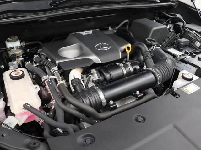 8AR-FTS型 2.0L 直列4気筒 DOHCインタークーラーターボエンジン搭載、駆動方式はFFです。
