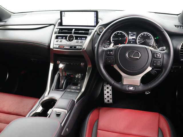 “F SPORT”専用装備として、パドルシフト付き本革ステアリング、本革シフトノブ、アルミスポーツペダル、本革スポーツシートなどが装備されています。