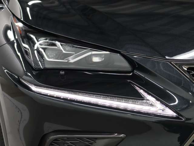 LEDヘッドランプにはアダプティブハイビームシステム「AHS」を採用。光検出カメラで車両検出をし、先行車や対向車に直接ハイビームを当てないように部分遮光します。
