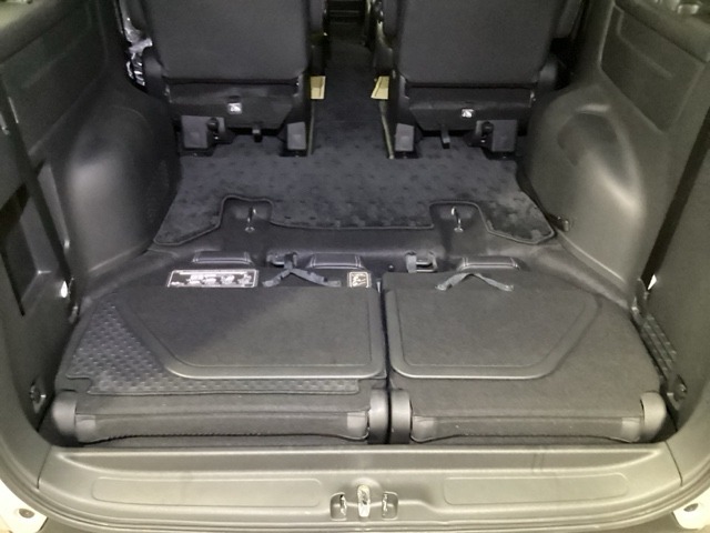 楽々操作で床下へすっきりと納まる3列目シート。フラットなラゲッジスペースに沢山の荷物が積めますよ。