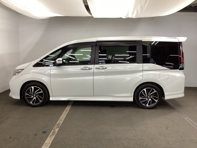 狭い駐車場でも、スライドドアならチャイルドシートへのお子さまの乗降や荷物の積載もスムーズ。