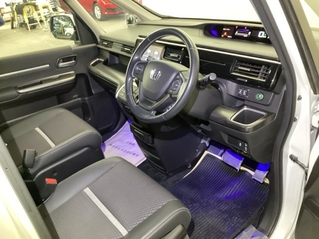 運転席は、大きな座面と包み込むような背もたれがドライバーの身体全体をしっかり支えます。上質なシート素材と座り心地のよいクッションを採用し、長時間の運転やコーナーの多い道も快適です。