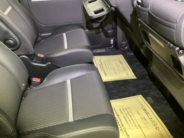ホンダ車の低床ボディは、チャイルドシートへのお子さまの乗降や荷物の積載もスムーズ。足元もゆったりとしていますので、おくつろぎいただけます。