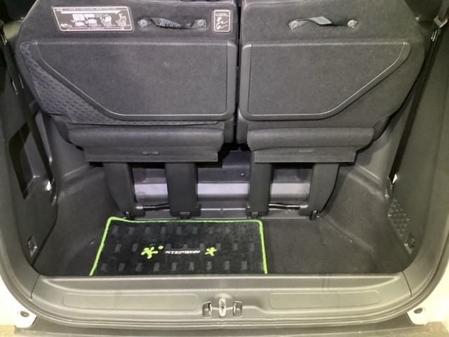 トランク荷室十分な容量あります。