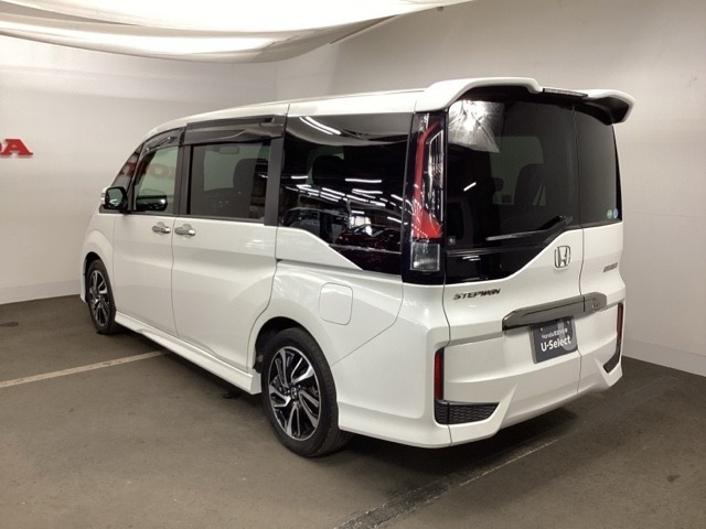 プライバシーガラスが装備されています。外を見るときには気にならずに、後方車両からは車内が見えにくい設計になっております。