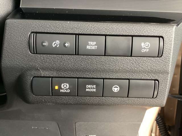 ブレーキ保持やドライブモードの切り替えはボタン1つで簡単に切り替えられます！