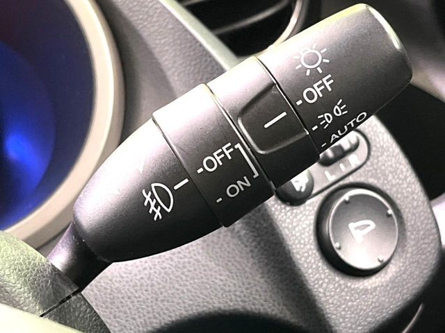 【オートライト】周りの明るさに応じて自動でヘッドライトの点灯・消灯ができる機能です！ライトの付け忘れ・消し忘れなどが無くなり、雨の日や夕方の走行も安心！トンネル通過時も便利ですね♪