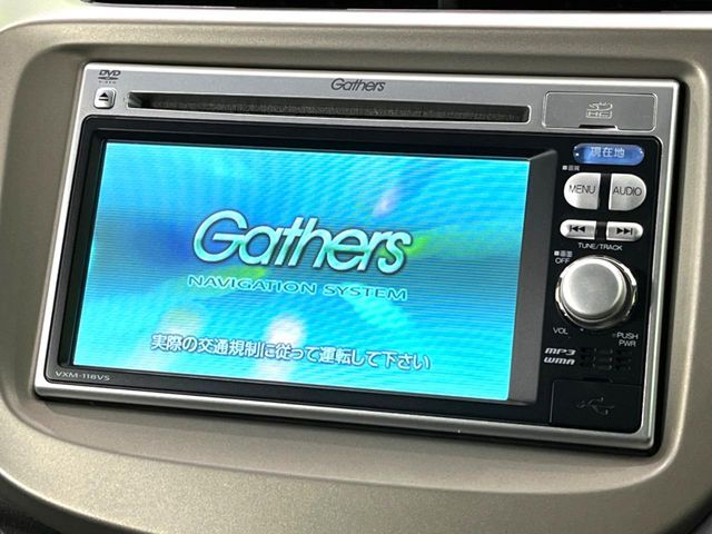 【純正ナビ】人気の純正ナビを装備しております。ナビの使いやすさはもちろん、オーディオ機能も充実！キャンプや旅行はもちろん、通勤や買い物など普段のドライブも楽しくなるはず♪