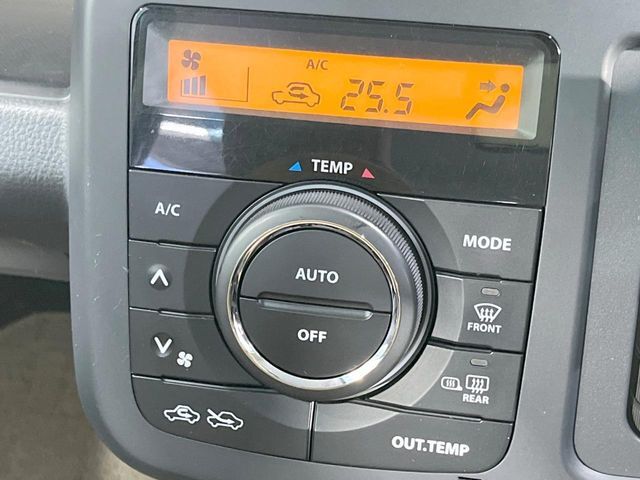 【オートエアコン】一度お好みの温度に設定すれば、車内の温度を検知し風量や温度を自動で調整。暑い…寒い…と何度もスイッチ操作をする必要はありません。快適な車内空間には必須の機能ですね♪