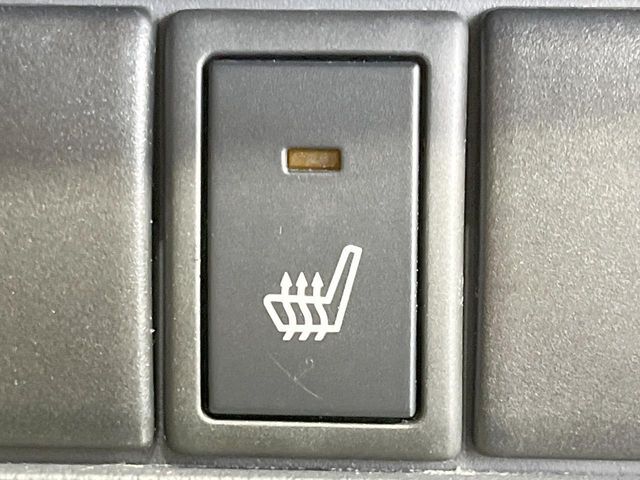 【シートヒーター】寒い日に重宝するシートヒーター！エアコンより早く温まってくれるので寒がりの人も安心ですね♪エアコンの温風は乾燥するから苦手、という方にもをおすすめです。