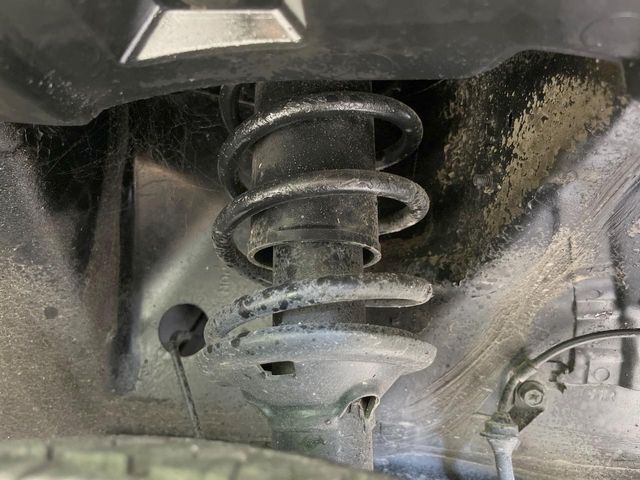 お車を安心してお乗りいただく為には、足回りの定期点検が欠かせません。サービスサポート（有償保証）では無料点検もご提供しており、安心のカーライフをお過ごしいただけるサポート体制が整っています。