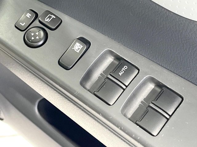【電動格納ミラー】サイドミラーは電動格納式となっており、狭い駐車場でもキズがつくリスクを抑えられます。