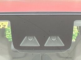 【スマートアシスト】走行中に前方の車両等を認識し、衝突しそうな時は警報とブレーキで衝突回避と被害軽減をアシスト。より安全にドライブをお楽しみいただけます。