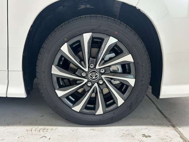 S-Z専用純正17インチAWが装備されております。タイヤサイズは205/55R17です。