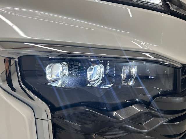 メーカーオプションのプロジェクター式LEDヘッドランプ（オートレベリング機能付）+LEDターンランプ+LEDクリアランスランプ（デイライト機能付）+アダプティブハイビームシステムが装備されております。