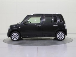 ルーフレール付き。車内に積みきれない荷物を車外に積載することができて便利です。