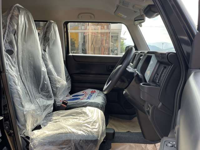 コンパクトカー顔負けの運転席回り。広々空間が快適なドライブの演出をします(^^♪
