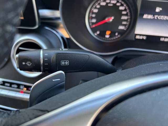 ステアリング左にはワイパースイッチがあり手元操作が可能で操作性も良いです。